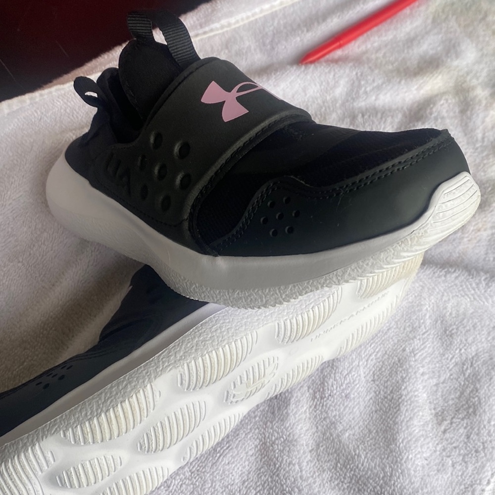 Pre-Owned Under Armer Girls run play slip-on light running shoes.